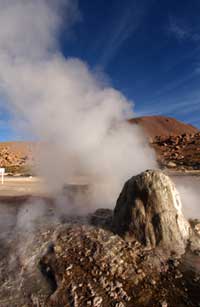 Geyser Tatio, Chile
Como se presenta, <i>Thermus aquaticus</i> es sólo medianamente resistente en cuanto a soportar calor. Un hiper-termófilo, <i>Pyrolobus fumarii</i>, puede pasearse en agua a 113º C. Esto no solamente es por encima del punto de ebullición, sino que hasta reblandecería las tapicerías de un todo terreno. Otros extremófilos funcionan suavemente en fríos por debajo del punto de congelación (psicrófilos), en soluciones altamente ácidas o alcalinas (acidófilos y alcalófilos), salinas súper concentradas (halófilos) y en circunstancias demoledoras de alta presión o en zonas áridas y polvorientas (barófilos y xerófilos) Existen variedades que pueden ignorar la radiación nuclear o combinar bien con el combustible de los aviones.
Con toda franqueza, los extremófilos deberían de ser reclutados por el equipo local del SWAT, claro, si fuesen lo suficientemente grandes como para cargar armas.
<i>Imagen: Seth Shostak</i>